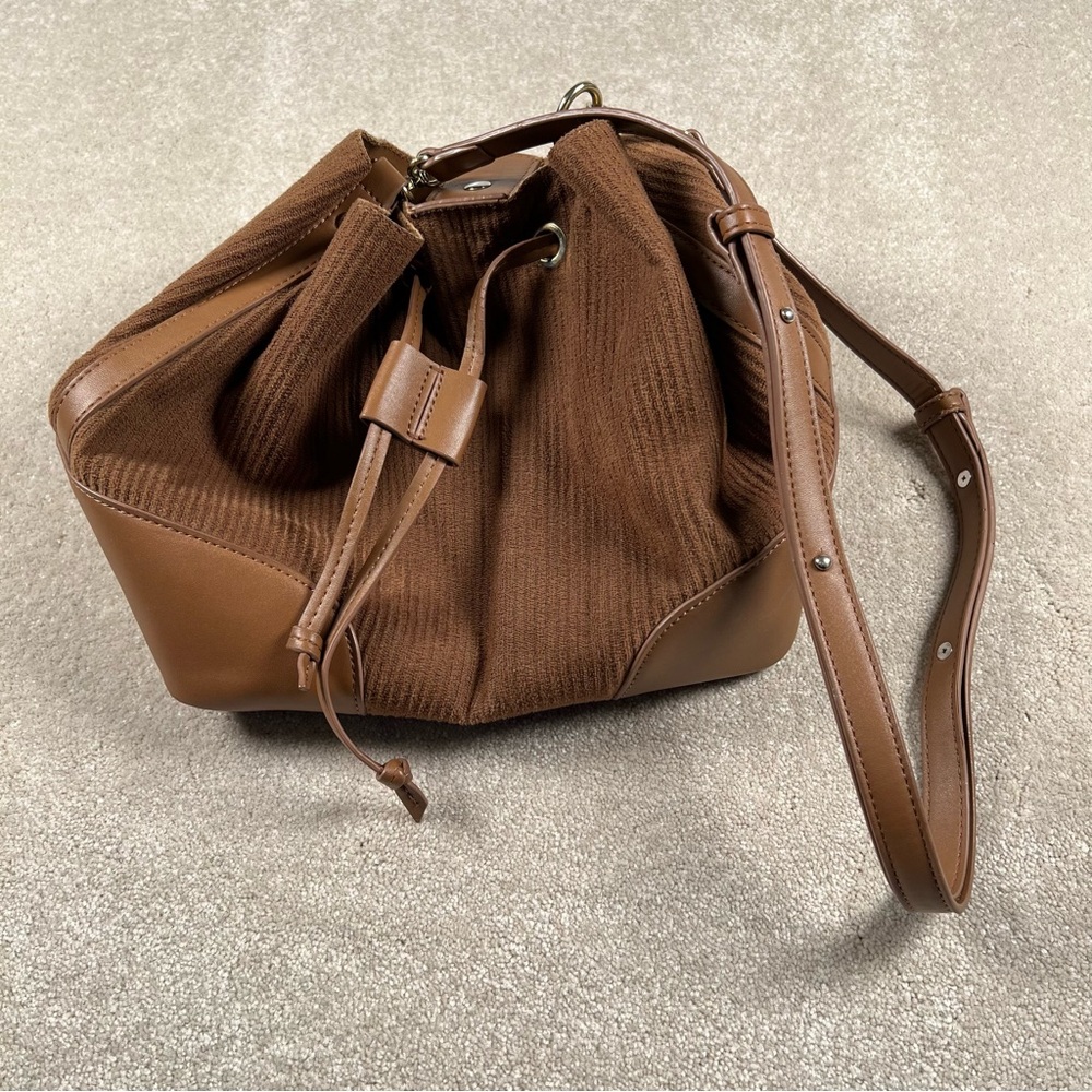Isaac Mizrahi Brown Bucket Bag Cinch Top Camel Color Ribbed